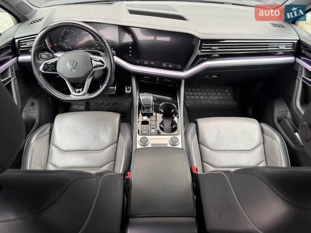 Серый Фольксваген Туарег, объемом двигателя 2.97 л и пробегом 160 тыс. км за 53700 $, фото 27 на Automoto.ua