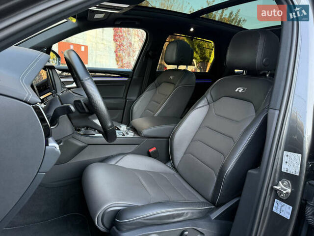 Серый Фольксваген Туарег, объемом двигателя 3 л и пробегом 175 тыс. км за 53999 $, фото 74 на Automoto.ua