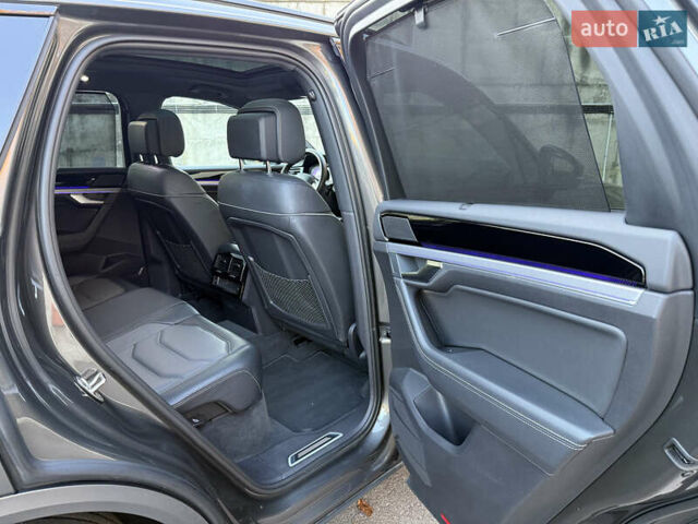 Сірий Фольксваген Туарег, об'ємом двигуна 3 л та пробігом 175 тис. км за 53999 $, фото 49 на Automoto.ua