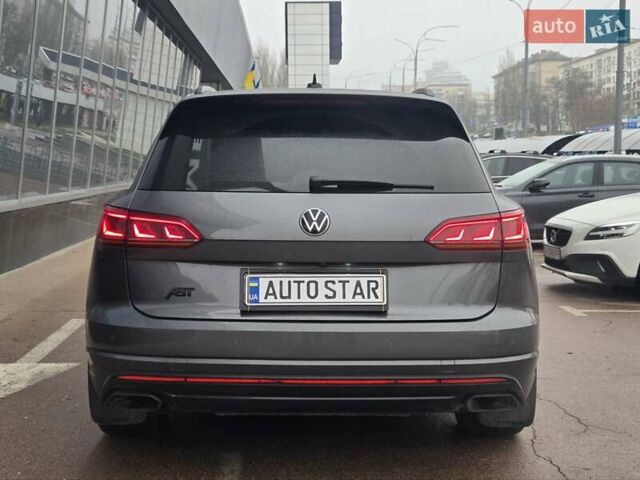 Серый Фольксваген Туарег, объемом двигателя 4 л и пробегом 196 тыс. км за 75900 $, фото 5 на Automoto.ua