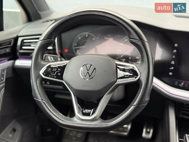 Серый Фольксваген Туарег, объемом двигателя 2.97 л и пробегом 160 тыс. км за 53700 $, фото 39 на Automoto.ua