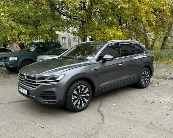 Серый Фольксваген Туарег, объемом двигателя 3 л и пробегом 129 тыс. км за 45500 $, фото 11 на Automoto.ua