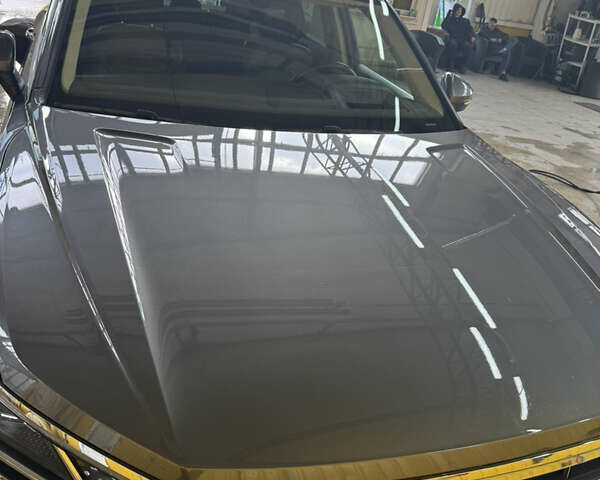 Серый Фольксваген Туарег, объемом двигателя 2.99 л и пробегом 180 тыс. км за 49000 $, фото 2 на Automoto.ua