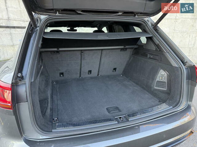 Серый Фольксваген Туарег, объемом двигателя 3 л и пробегом 175 тыс. км за 53999 $, фото 60 на Automoto.ua