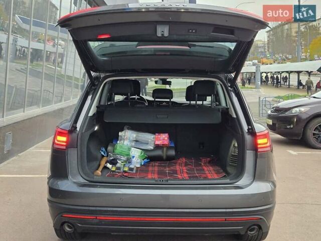 Серый Фольксваген Туарег, объемом двигателя 3 л и пробегом 120 тыс. км за 50300 $, фото 30 на Automoto.ua