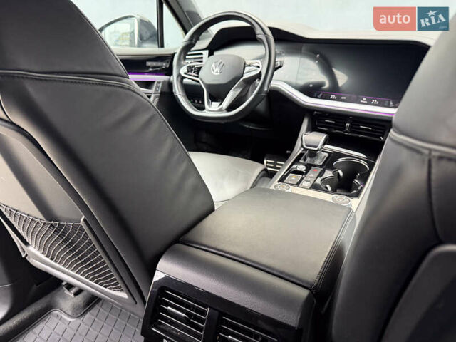 Серый Фольксваген Туарег, объемом двигателя 2.97 л и пробегом 160 тыс. км за 53700 $, фото 29 на Automoto.ua