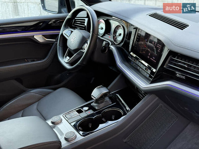 Серый Фольксваген Туарег, объемом двигателя 3 л и пробегом 175 тыс. км за 53999 $, фото 37 на Automoto.ua