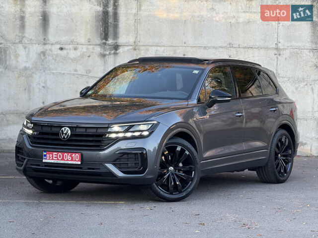 Серый Фольксваген Туарег, объемом двигателя 3 л и пробегом 175 тыс. км за 53999 $, фото 2 на Automoto.ua