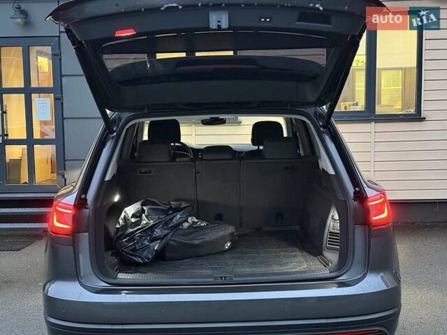 Серый Фольксваген Туарег, объемом двигателя 3 л и пробегом 41 тыс. км за 46900 $, фото 3 на Automoto.ua