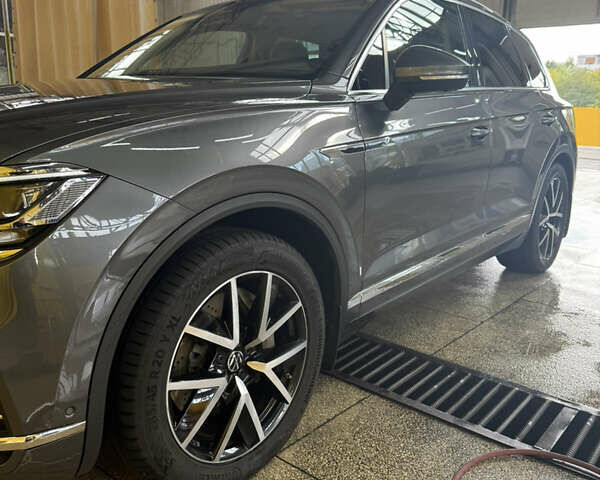 Серый Фольксваген Туарег, объемом двигателя 2.99 л и пробегом 180 тыс. км за 49000 $, фото 1 на Automoto.ua