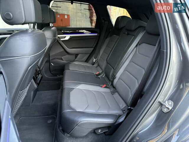 Серый Фольксваген Туарег, объемом двигателя 3 л и пробегом 175 тыс. км за 53999 $, фото 67 на Automoto.ua