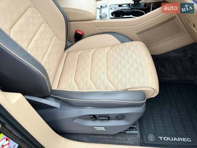 Серый Фольксваген Туарег, объемом двигателя 2.97 л и пробегом 97 тыс. км за 58700 $, фото 25 на Automoto.ua