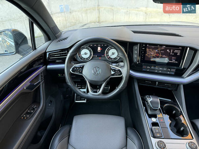 Серый Фольксваген Туарег, объемом двигателя 3 л и пробегом 175 тыс. км за 53999 $, фото 56 на Automoto.ua