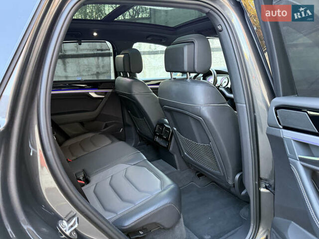 Серый Фольксваген Туарег, объемом двигателя 3 л и пробегом 175 тыс. км за 53999 $, фото 46 на Automoto.ua