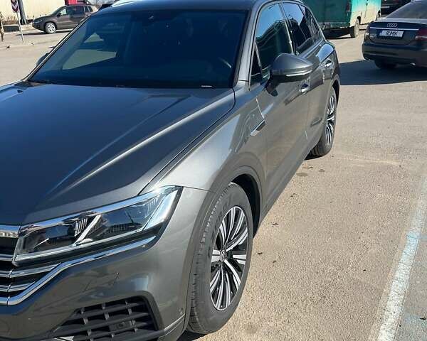 Сірий Фольксваген Туарег, об'ємом двигуна 3 л та пробігом 17 тис. км за 70164 $, фото 8 на Automoto.ua