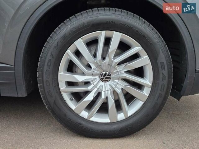 Серый Фольксваген Туарег, объемом двигателя 3 л и пробегом 120 тыс. км за 50300 $, фото 19 на Automoto.ua