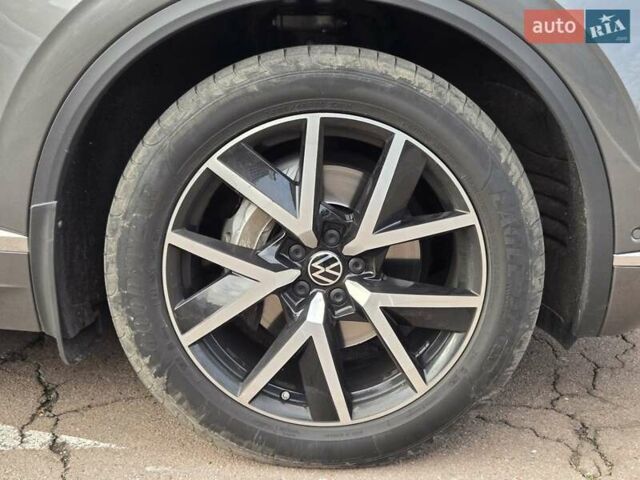 Серый Фольксваген Туарег, объемом двигателя 3 л и пробегом 137 тыс. км за 56900 $, фото 19 на Automoto.ua