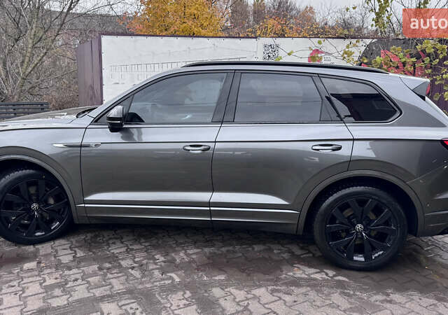 Серый Фольксваген Туарег, объемом двигателя 2.97 л и пробегом 172 тыс. км за 65000 $, фото 2 на Automoto.ua