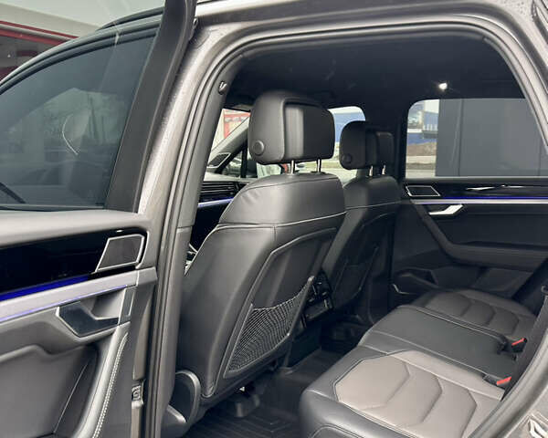 Серый Фольксваген Туарег, объемом двигателя 2.99 л и пробегом 135 тыс. км за 57000 $, фото 16 на Automoto.ua