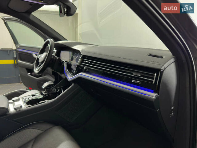 Серый Фольксваген Туарег, объемом двигателя 3 л и пробегом 141 тыс. км за 57999 $, фото 62 на Automoto.ua