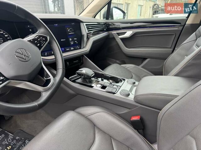 Серый Фольксваген Туарег, объемом двигателя 2.97 л и пробегом 158 тыс. км за 57900 $, фото 73 на Automoto.ua