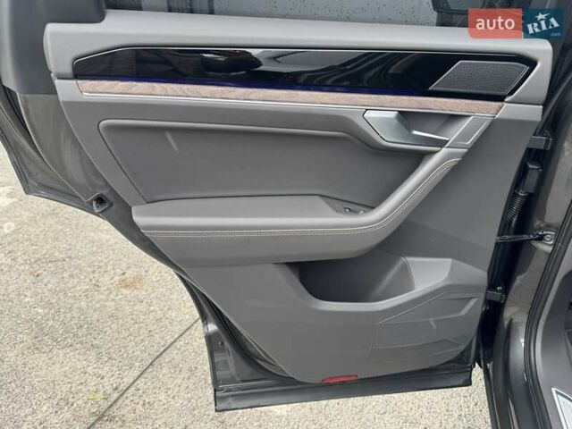 Серый Фольксваген Туарег, объемом двигателя 2.97 л и пробегом 158 тыс. км за 57900 $, фото 50 на Automoto.ua