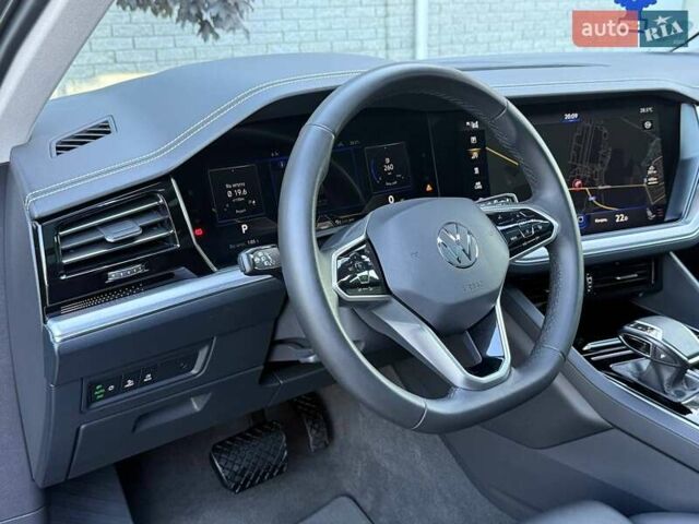 Серый Фольксваген Туарег, объемом двигателя 2.97 л и пробегом 156 тыс. км за 55300 $, фото 24 на Automoto.ua