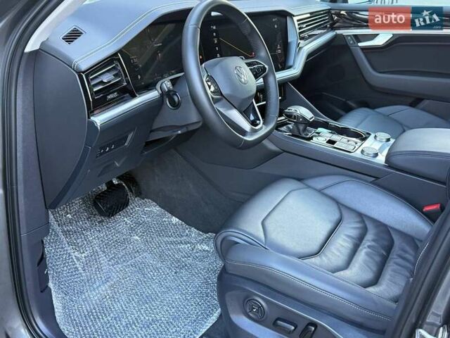 Серый Фольксваген Туарег, объемом двигателя 2.97 л и пробегом 156 тыс. км за 55300 $, фото 56 на Automoto.ua