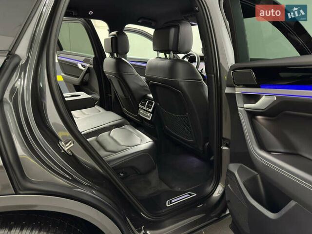 Серый Фольксваген Туарег, объемом двигателя 3 л и пробегом 141 тыс. км за 57999 $, фото 54 на Automoto.ua