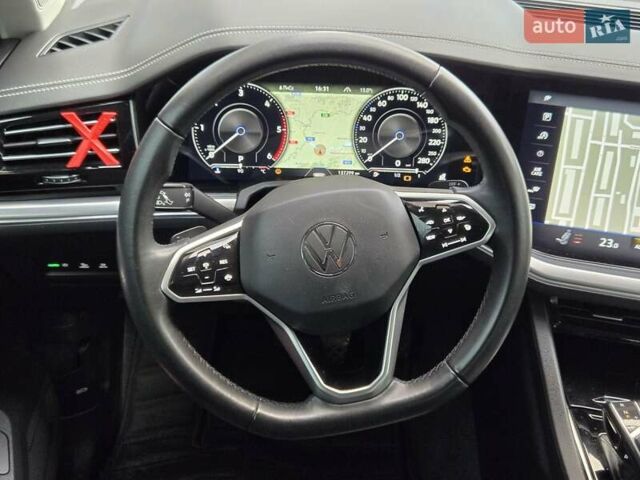 Серый Фольксваген Туарег, объемом двигателя 3 л и пробегом 137 тыс. км за 56900 $, фото 22 на Automoto.ua