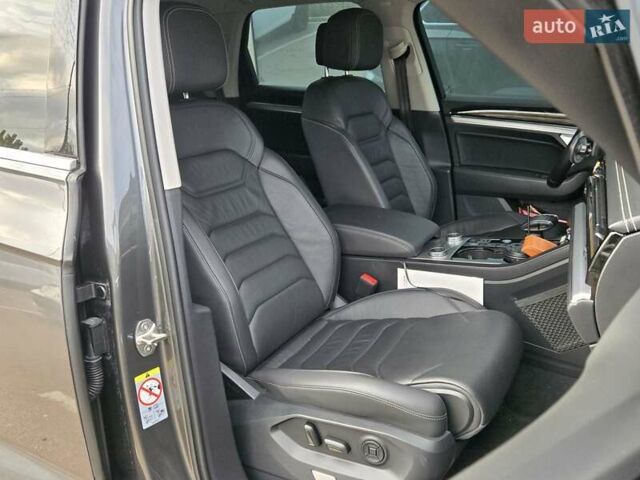 Серый Фольксваген Туарег, объемом двигателя 3 л и пробегом 137 тыс. км за 56900 $, фото 10 на Automoto.ua