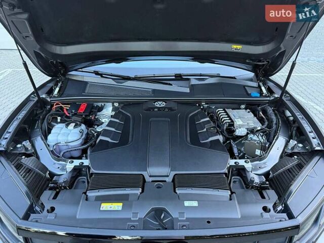 Серый Фольксваген Туарег, объемом двигателя 2.97 л и пробегом 156 тыс. км за 55300 $, фото 90 на Automoto.ua