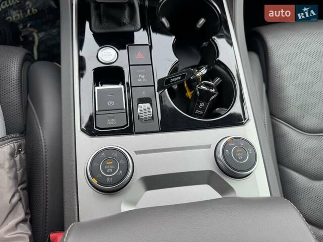 Серый Фольксваген Туарег, объемом двигателя 2.97 л и пробегом 158 тыс. км за 57900 $, фото 4 на Automoto.ua