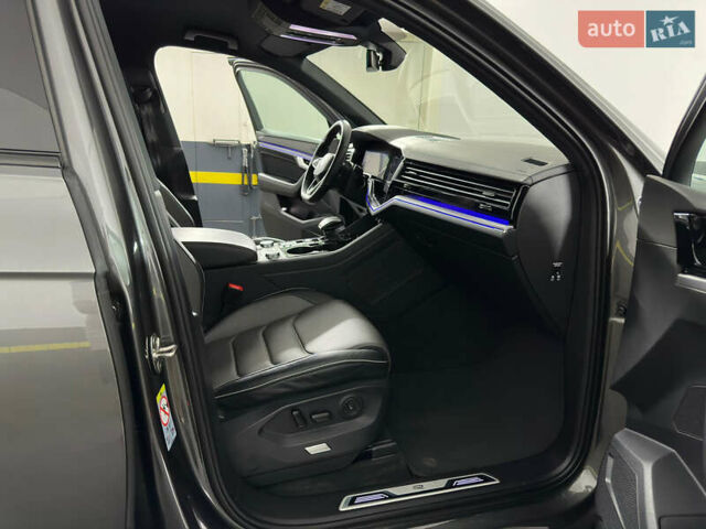 Серый Фольксваген Туарег, объемом двигателя 3 л и пробегом 141 тыс. км за 57999 $, фото 59 на Automoto.ua