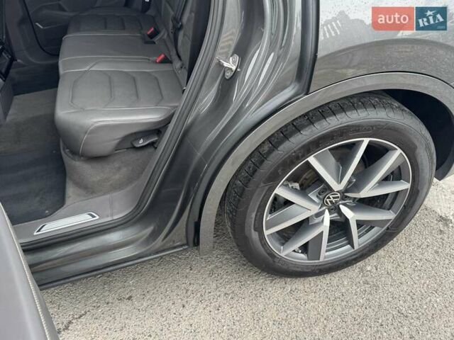 Серый Фольксваген Туарег, объемом двигателя 2.97 л и пробегом 158 тыс. км за 57900 $, фото 53 на Automoto.ua