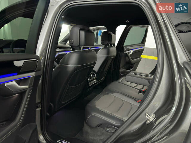 Серый Фольксваген Туарег, объемом двигателя 3 л и пробегом 141 тыс. км за 57999 $, фото 66 на Automoto.ua