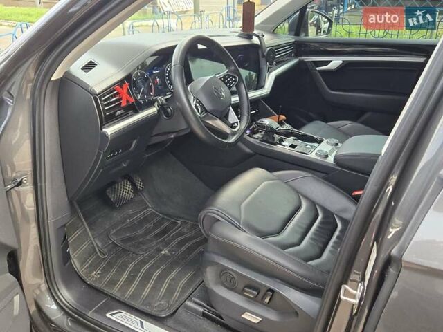 Серый Фольксваген Туарег, объемом двигателя 3 л и пробегом 137 тыс. км за 56900 $, фото 7 на Automoto.ua