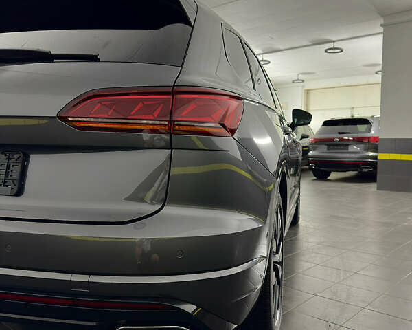 Серый Фольксваген Туарег, объемом двигателя 3 л и пробегом 141 тыс. км за 58999 $, фото 27 на Automoto.ua