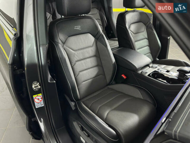 Серый Фольксваген Туарег, объемом двигателя 3 л и пробегом 141 тыс. км за 57999 $, фото 64 на Automoto.ua