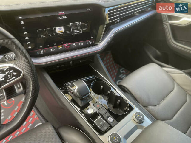 Серый Фольксваген Туарег, объемом двигателя 3 л и пробегом 97 тыс. км за 59400 $, фото 38 на Automoto.ua