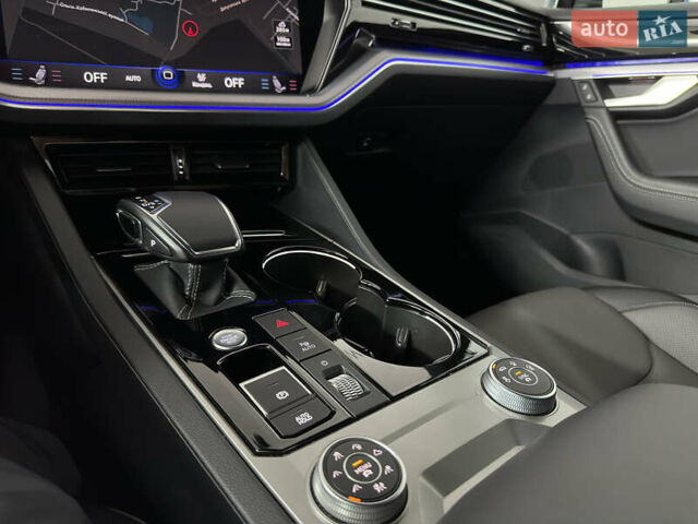 Серый Фольксваген Туарег, объемом двигателя 3 л и пробегом 141 тыс. км за 57999 $, фото 85 на Automoto.ua