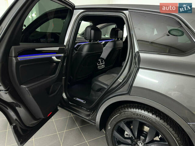 Серый Фольксваген Туарег, объемом двигателя 3 л и пробегом 141 тыс. км за 57999 $, фото 65 на Automoto.ua