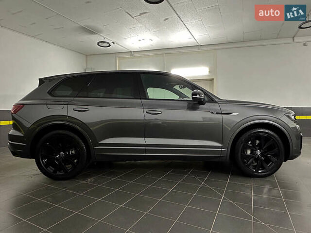 Серый Фольксваген Туарег, объемом двигателя 3 л и пробегом 141 тыс. км за 58999 $, фото 22 на Automoto.ua