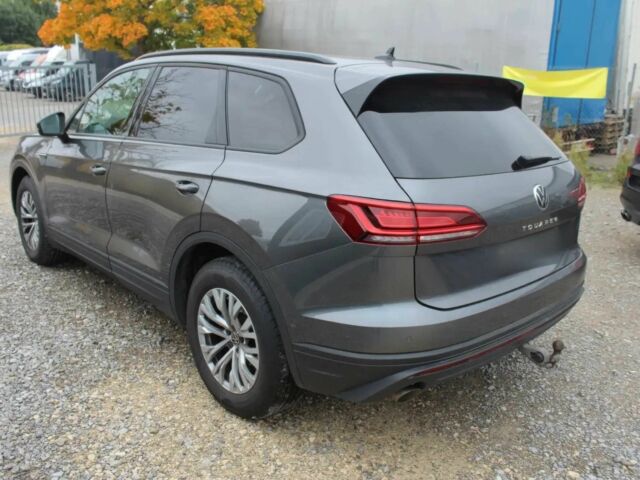 Серый Фольксваген Туарег, объемом двигателя 3 л и пробегом 18 тыс. км за 40200 $, фото 4 на Automoto.ua