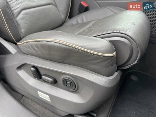 Серый Фольксваген Туарег, объемом двигателя 2.97 л и пробегом 158 тыс. км за 57900 $, фото 39 на Automoto.ua