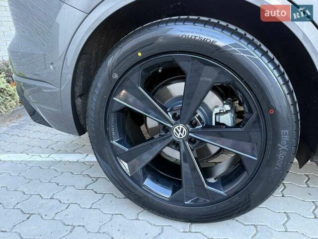 Серый Фольксваген Туарег, объемом двигателя 2.97 л и пробегом 156 тыс. км за 55300 $, фото 95 на Automoto.ua