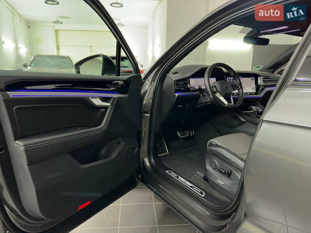 Серый Фольксваген Туарег, объемом двигателя 3 л и пробегом 141 тыс. км за 58999 $, фото 71 на Automoto.ua