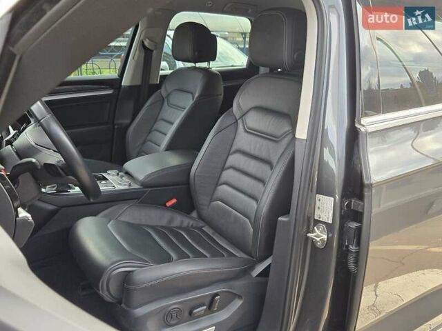 Серый Фольксваген Туарег, объемом двигателя 3 л и пробегом 137 тыс. км за 56900 $, фото 8 на Automoto.ua