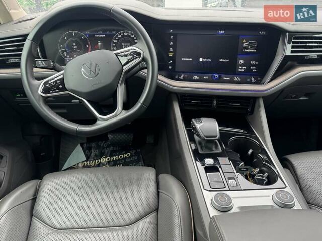 Серый Фольксваген Туарег, объемом двигателя 2.97 л и пробегом 158 тыс. км за 57900 $, фото 47 на Automoto.ua