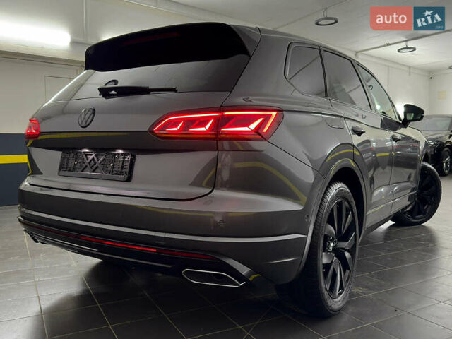 Серый Фольксваген Туарег, объемом двигателя 3 л и пробегом 141 тыс. км за 58999 $, фото 5 на Automoto.ua
